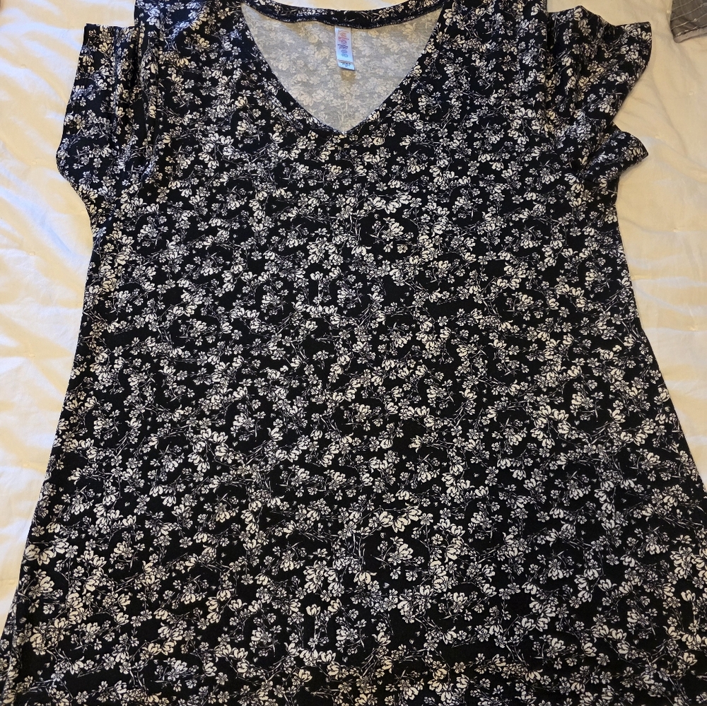 LuLaRoe Black and White Floral Short Sleeve Top